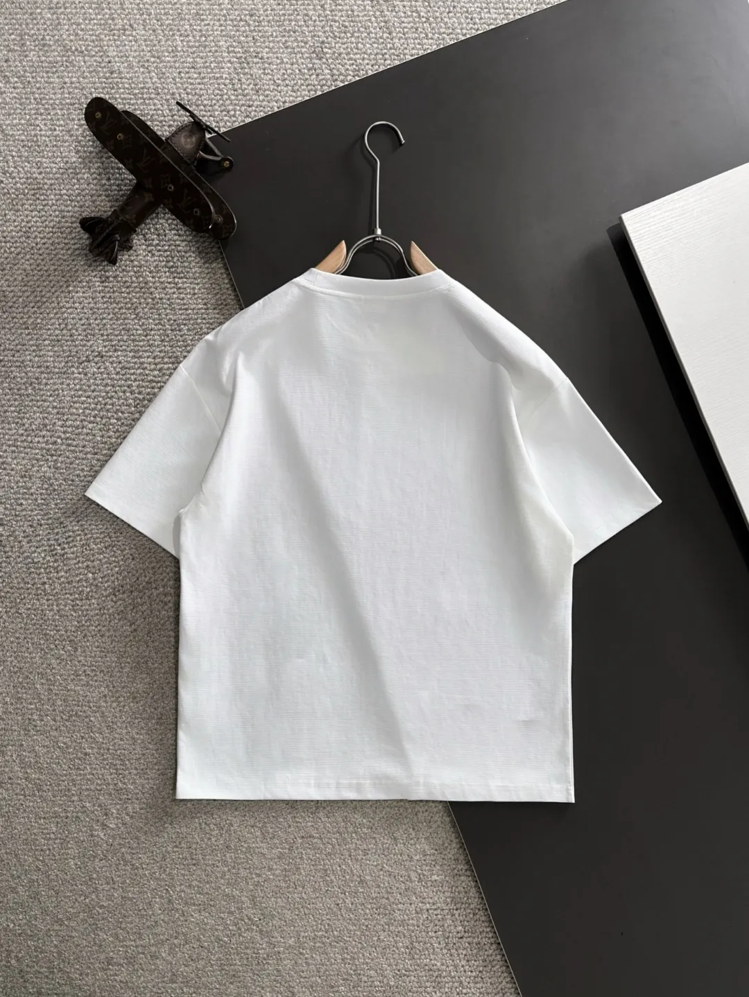 Next day shipment LP 2036 Spring/Summer New Arrival (Top Quality Differentiation Currency) Launches special fabric short sleeves Summer catwalk style Personalized exclusive style Same Style for men and women Made of imported custom dyed fabric Back neck chain bottom full shoulder wrap No deformation or shrinkage when exposed to water SIZE: M to 3XL